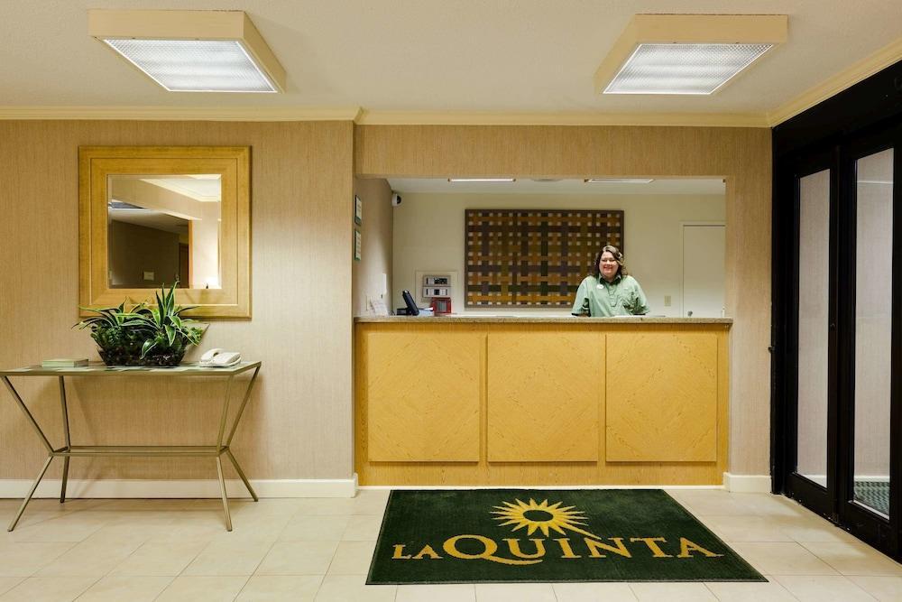 La Quinta Inn By Wyndham Chicago Willowbrook Exterior photo