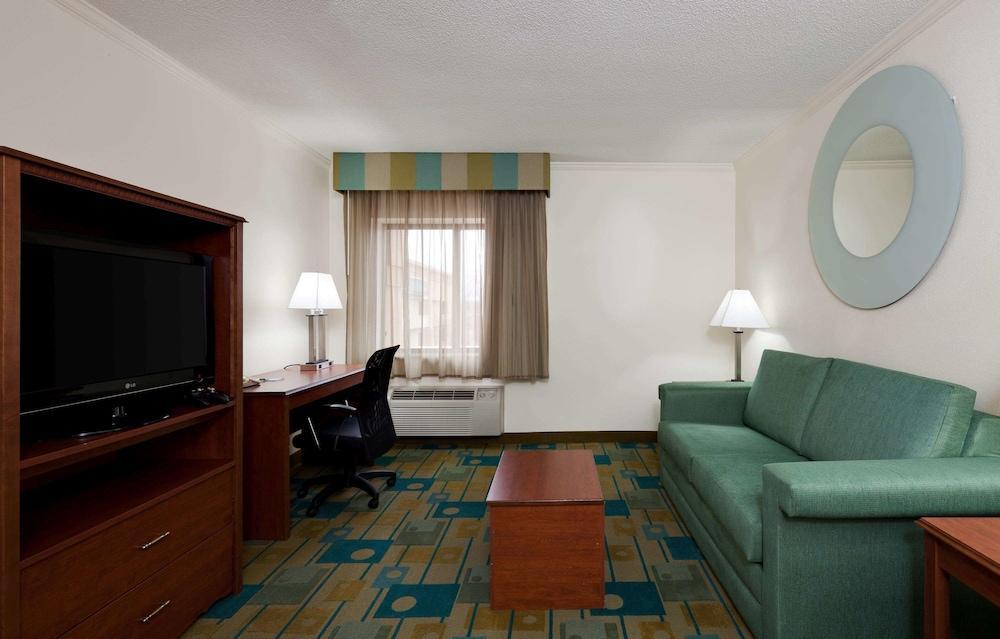 La Quinta Inn By Wyndham Chicago Willowbrook Exterior photo