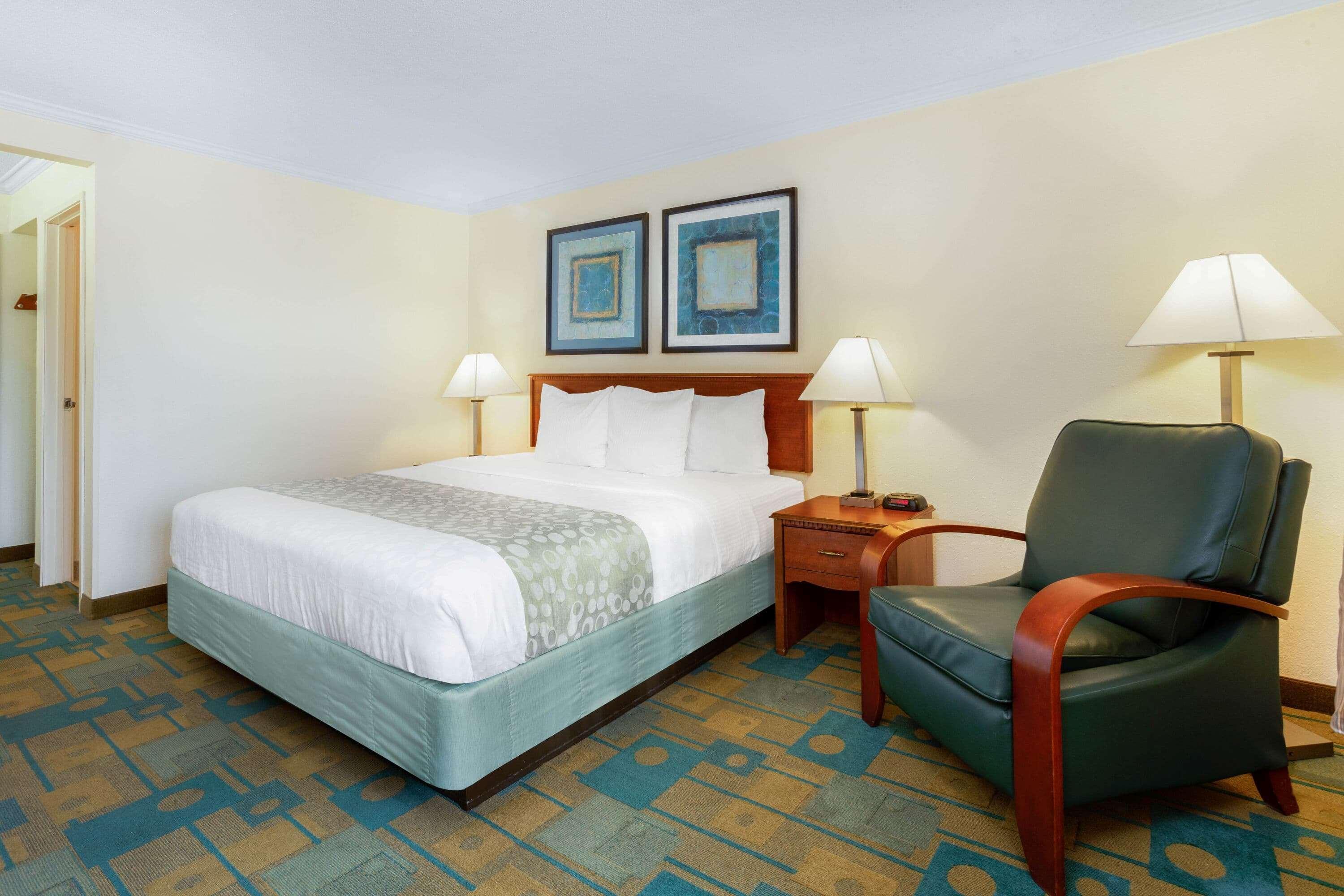 La Quinta Inn By Wyndham Chicago Willowbrook Exterior photo