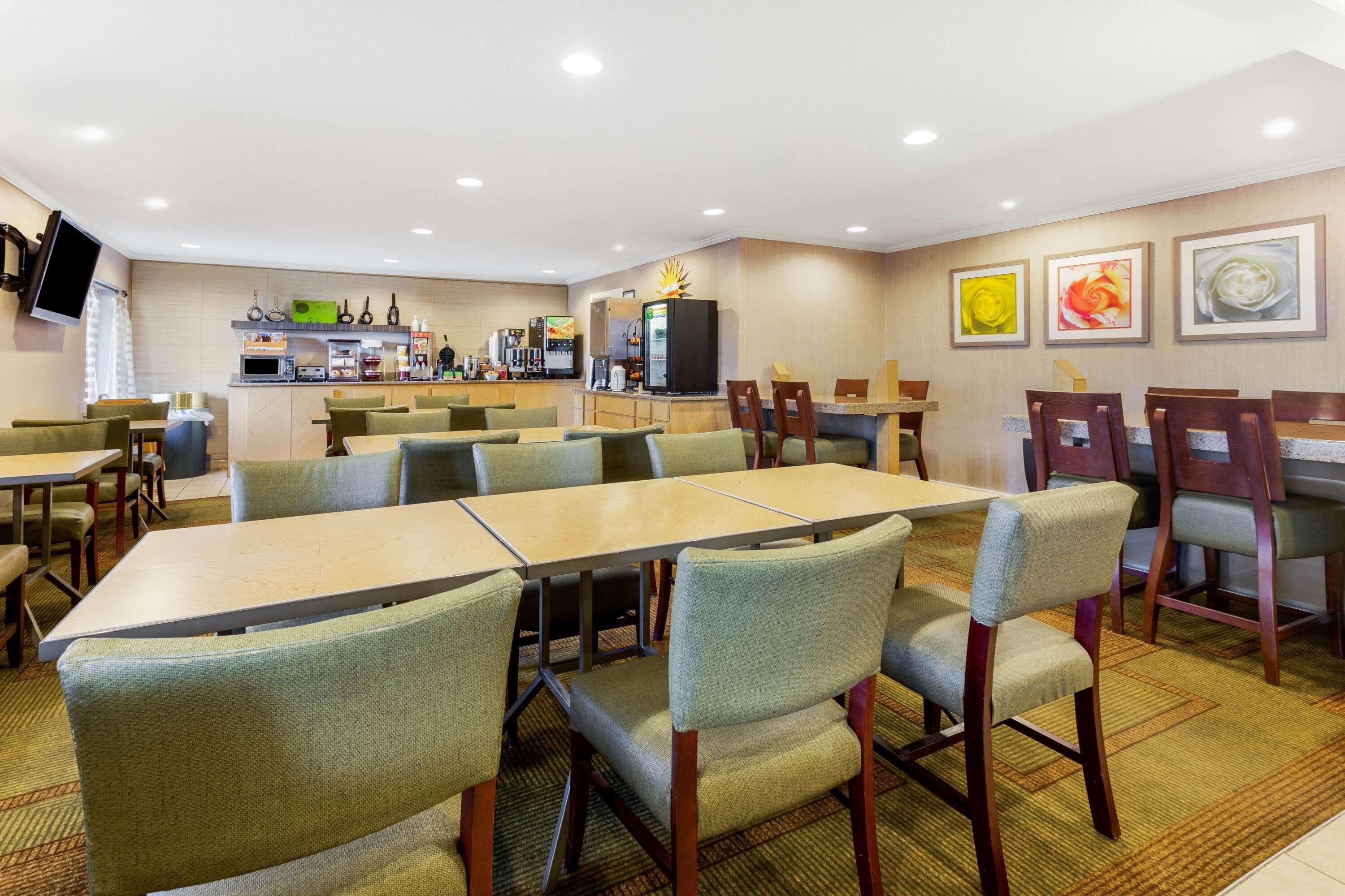 La Quinta Inn By Wyndham Chicago Willowbrook Exterior photo