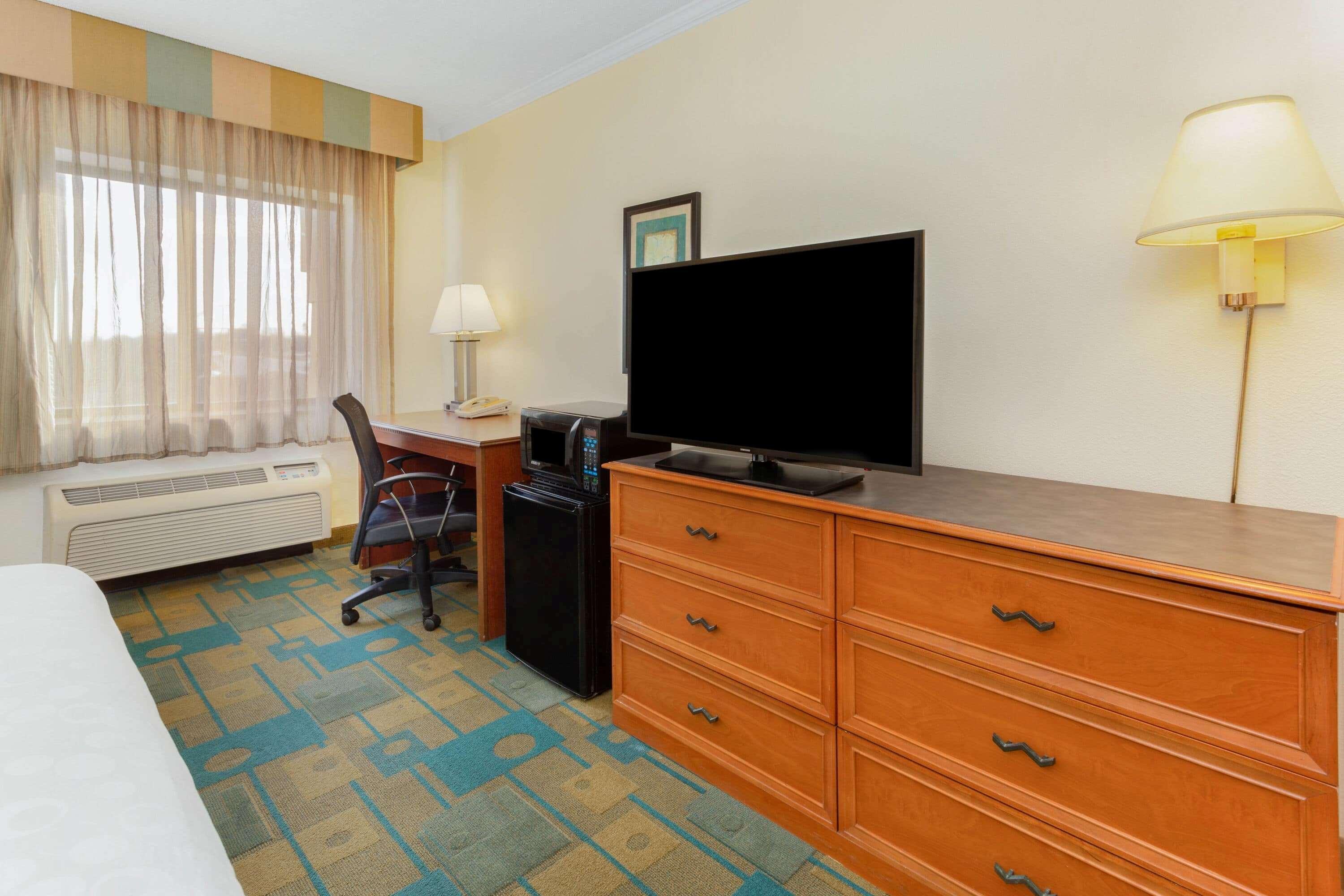 La Quinta Inn By Wyndham Chicago Willowbrook Exterior photo