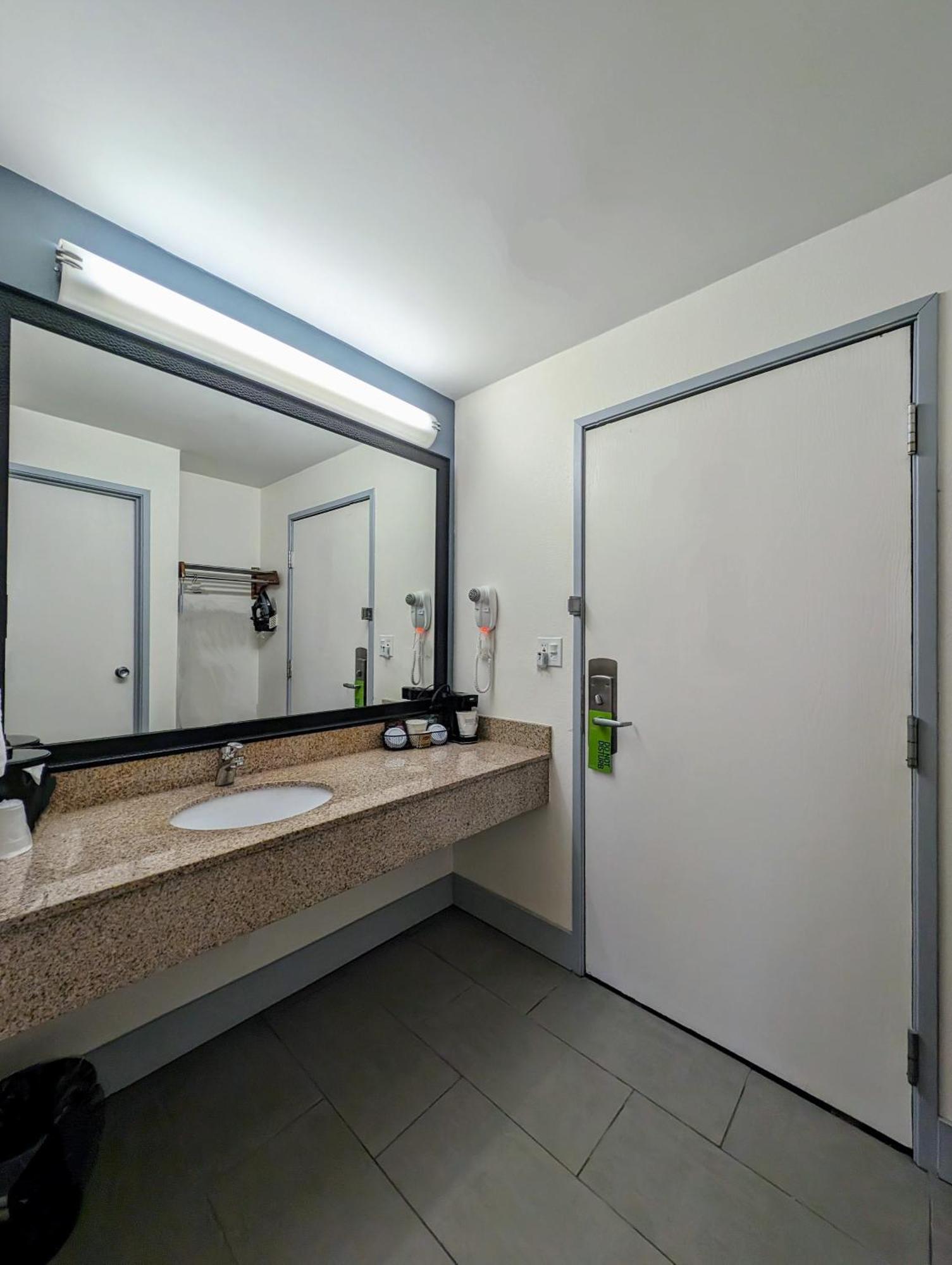 La Quinta Inn By Wyndham Chicago Willowbrook Exterior photo